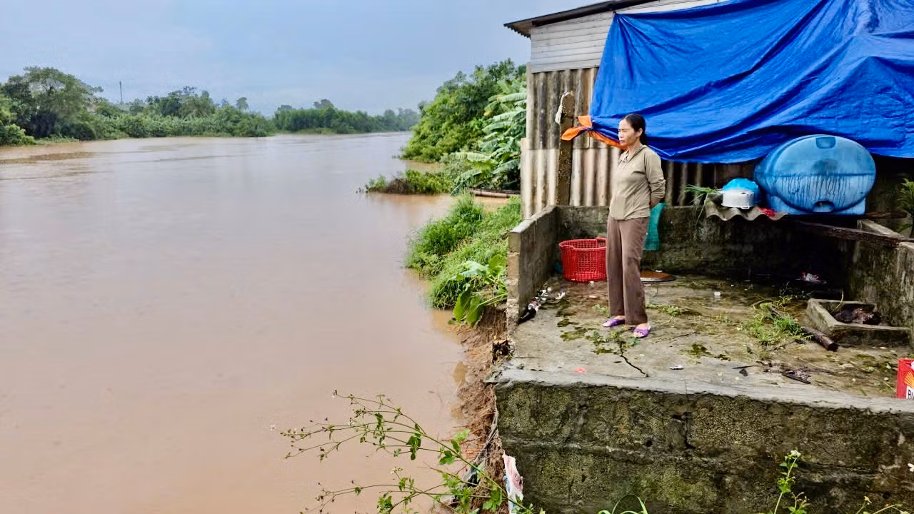 Người dân Quảng Trị “nín thở” giữa mưa lũ và sạt lở -0