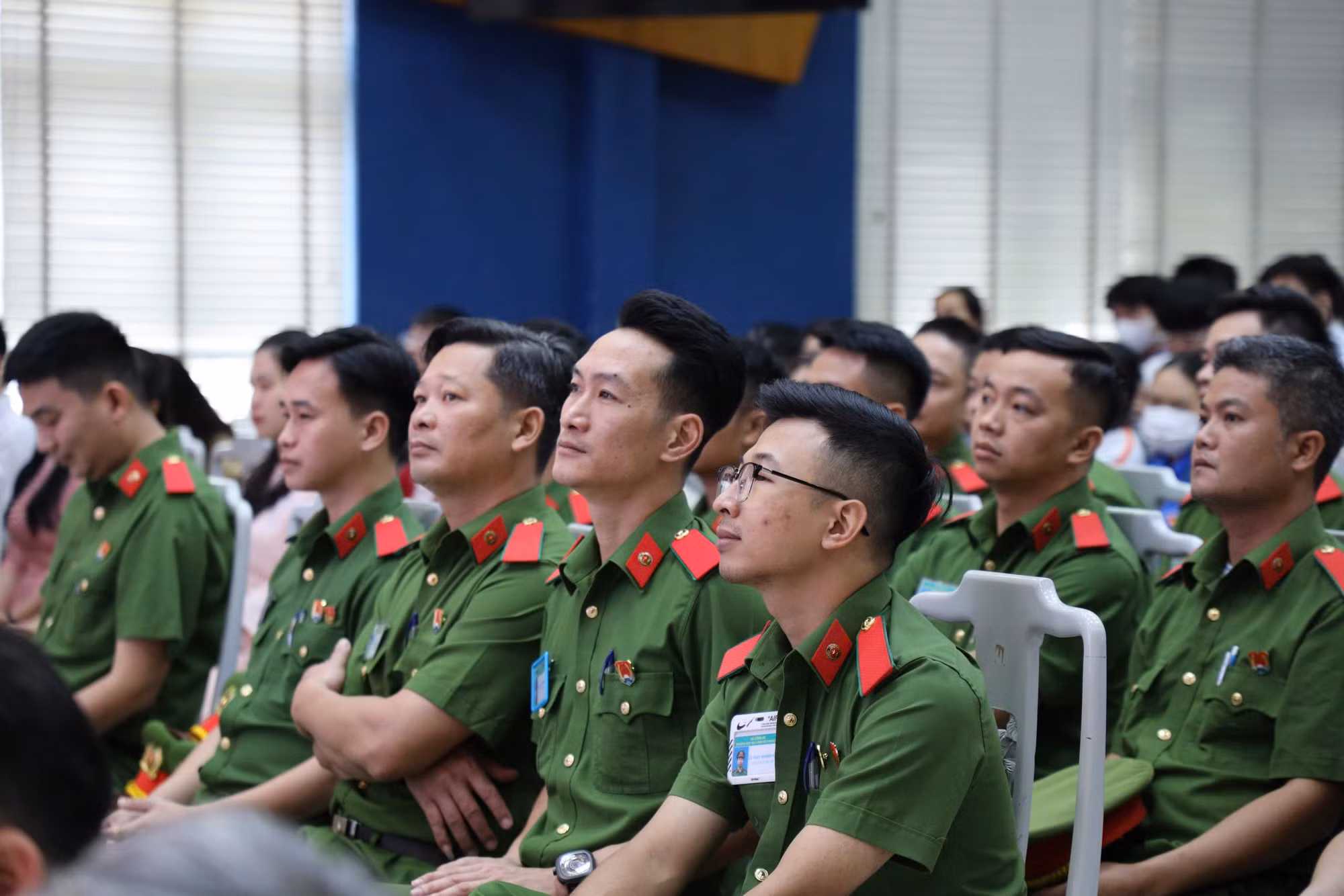 Tuyên truyền pháp luật về an toàn giao thông bằng phiên tòa giả định thu hút đông đảo sinh viên -1