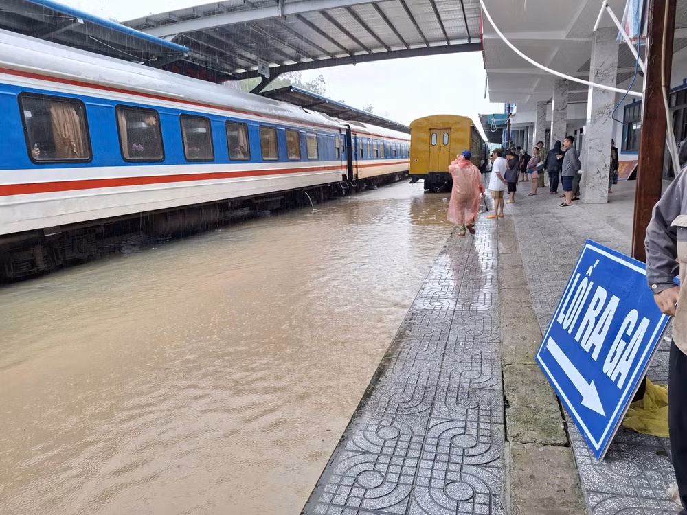 Mưa lũ làm tê liệt nhiều tuyến quốc lộ: Huy động lực lượng, vật tư và thiết bị để xử lý kịp thời mọi tình huống -0
