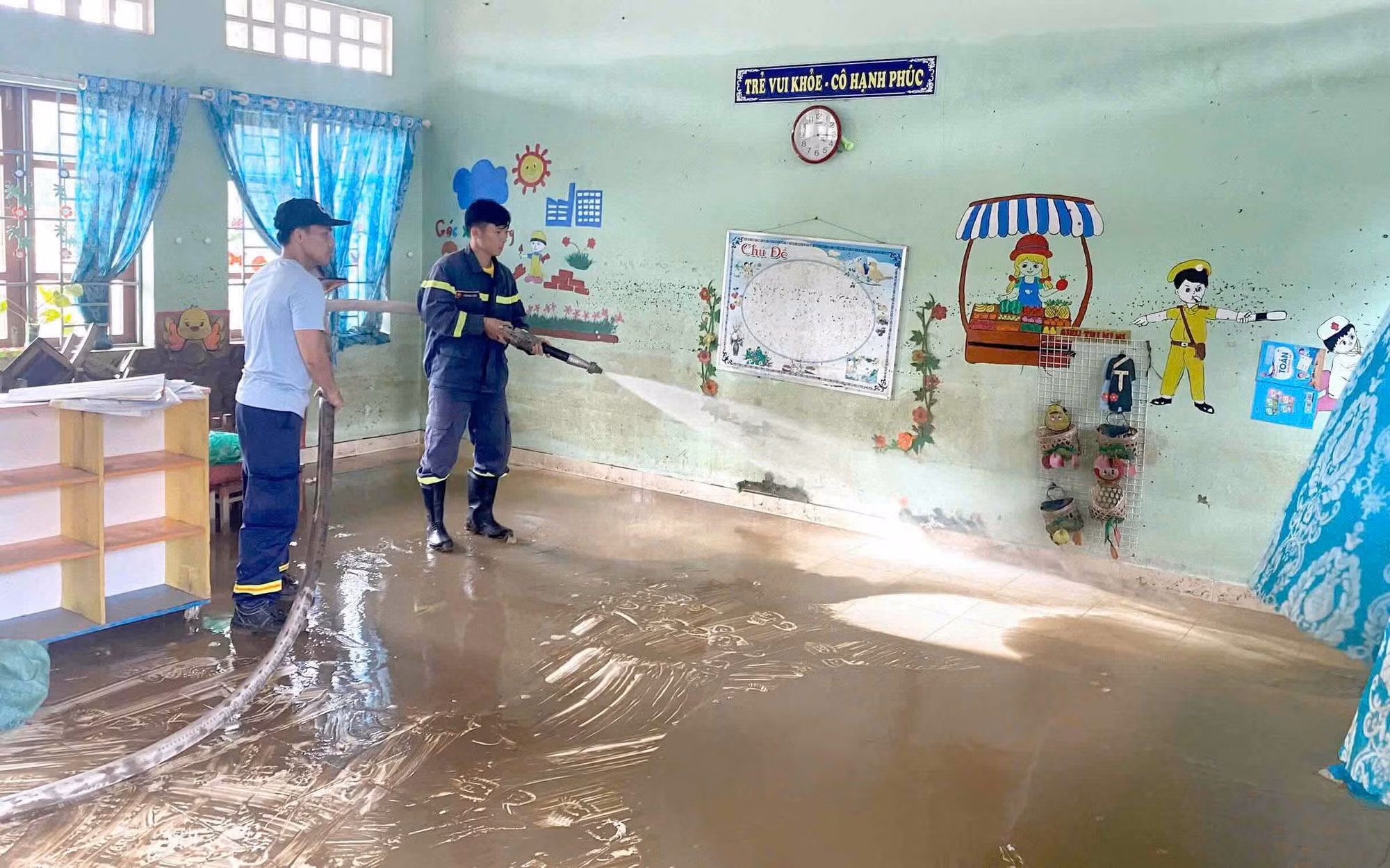 Công an Đồng Nai tích cực dọn dẹp vệ sinh môi trường vũng lũ ở Đắk Lắk -0