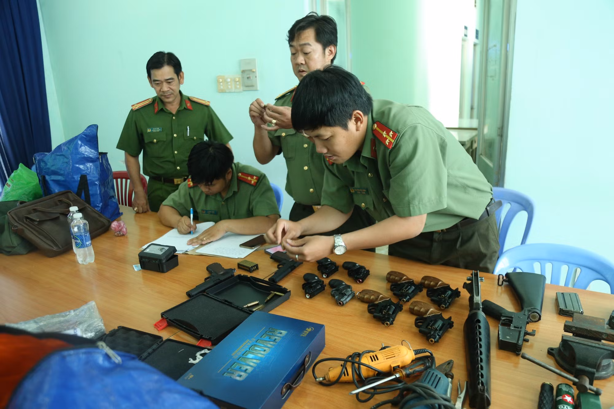 Công an Bình Dương tăng cường kiểm soát cư trú để phòng ngừa tội phạm -0