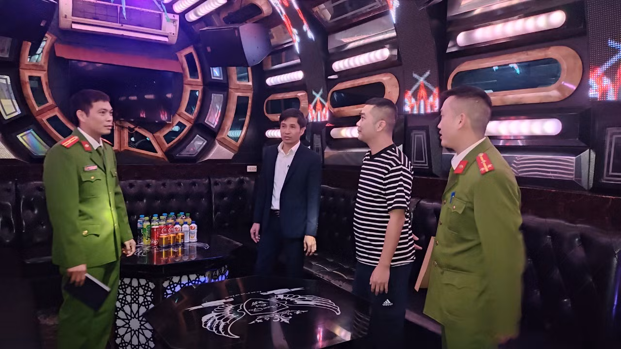 Xử phạt quán karaoke cố tình cho khách… hát -1