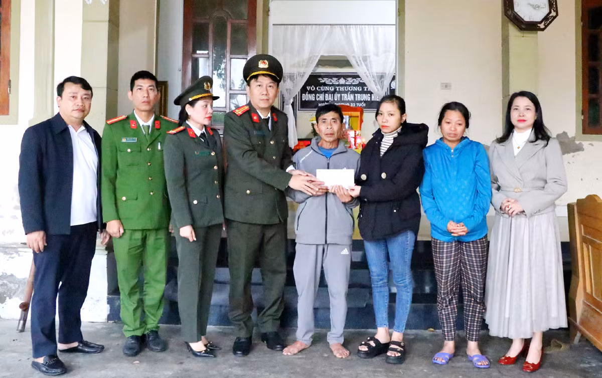 Báo CAND trao 50 triệu đồng hỗ trợ gia đình Đại úy Trần Trung Hiếu hy sinh khi làm nhiệm vụ -0