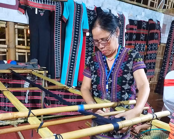 Những đôi tay mềm trên gấm hoa thổ cẩm -0