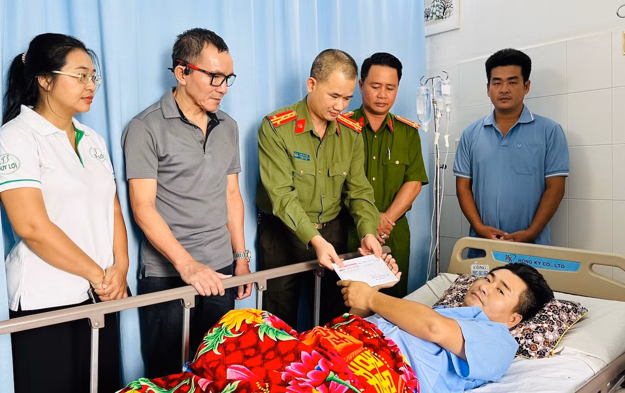 Báo CAND và Công ty Duy Lợi trao 50 triệu đồng hỗ trợ Đại úy Trần Hoàng Ngôi -0