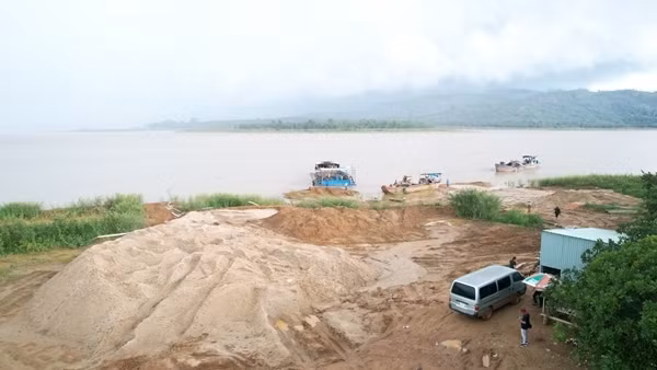 Xử phạt, tịch thu tàu sắt khai thác cát trái phép trên sông Sê San