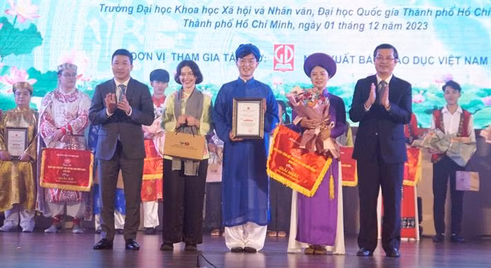 giai nhat.jpeg -0
