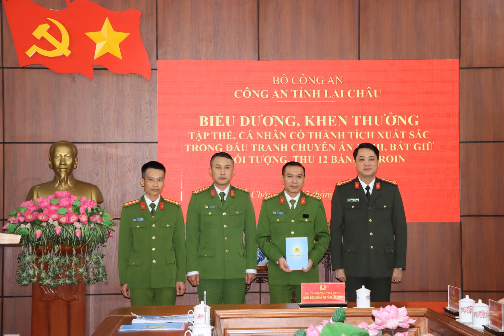 Bắt nam thanh niên vận chuyển liên tỉnh 12 bánh heroin -0