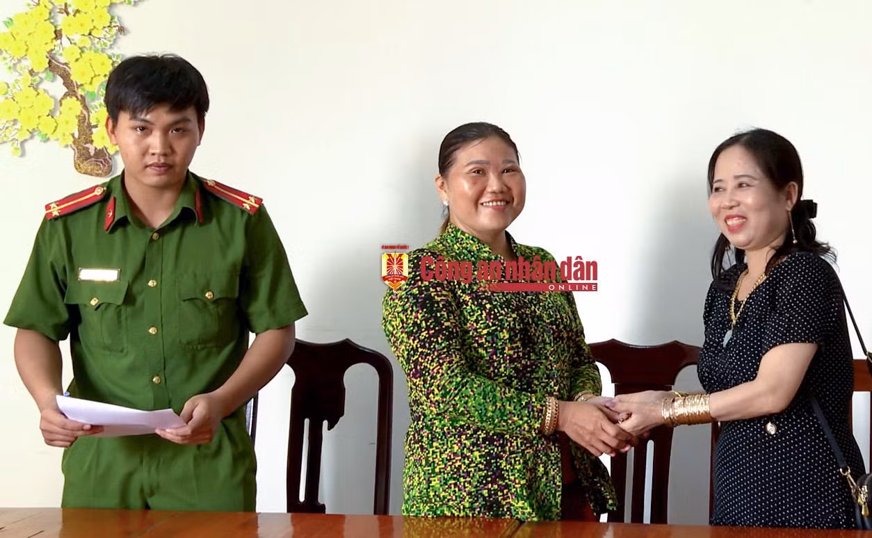 Nhặt được dây chuyền trị giá trên 100 triệu, mang đến Công an tìm người trả lại -0