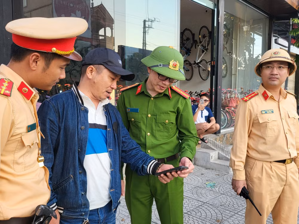Truy nã hai đối tượng nguy hiểm trốn khỏi nơi giam giữ -0