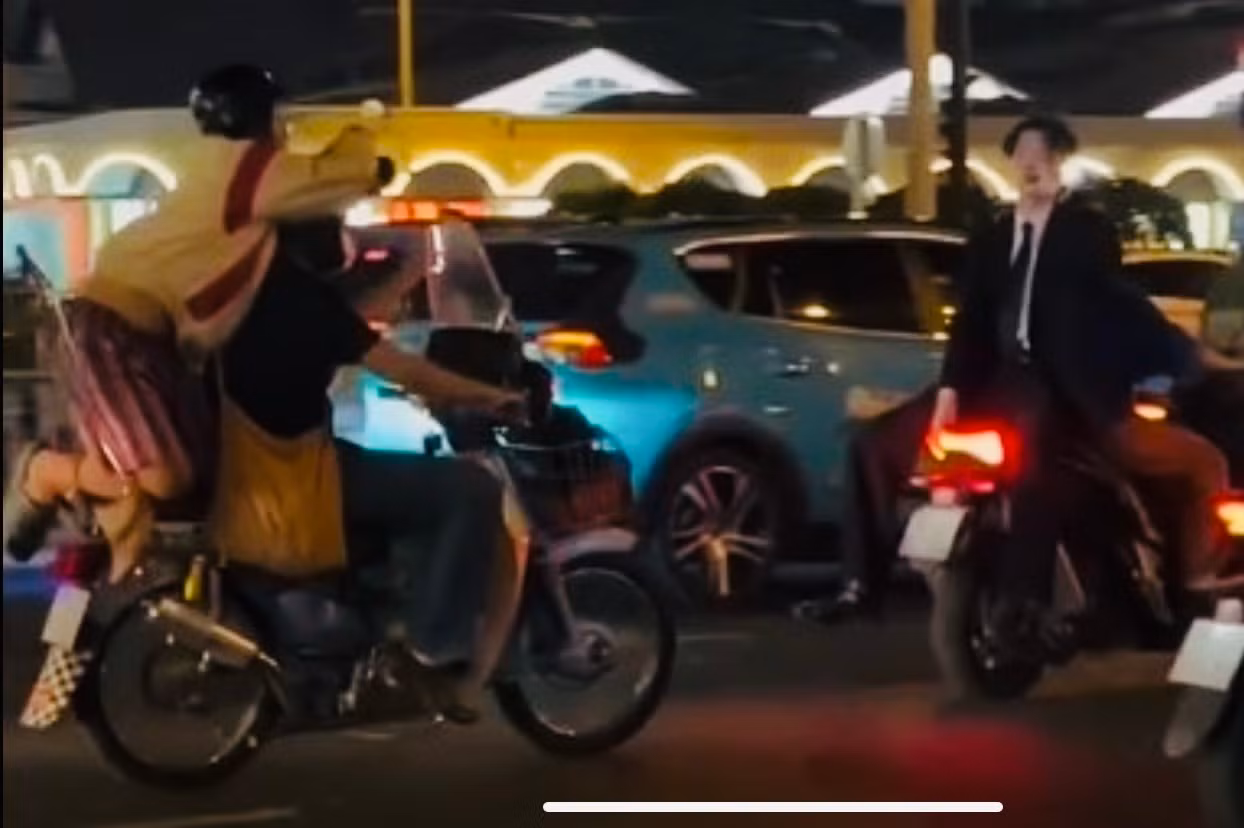Chơi ngông, đứng trên xe máy ghi hình cho người nước ngoài đăng TikTok -0