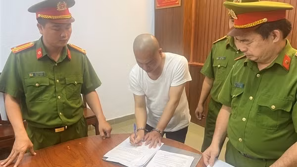 Cạo trọc đầu rồi xưng tên “Thích Tâm Phúc”, lừa đảo bằng sổ đỏ giả