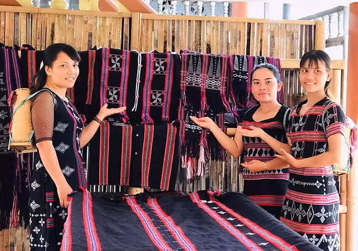Những đôi tay mềm trên gấm hoa thổ cẩm -0