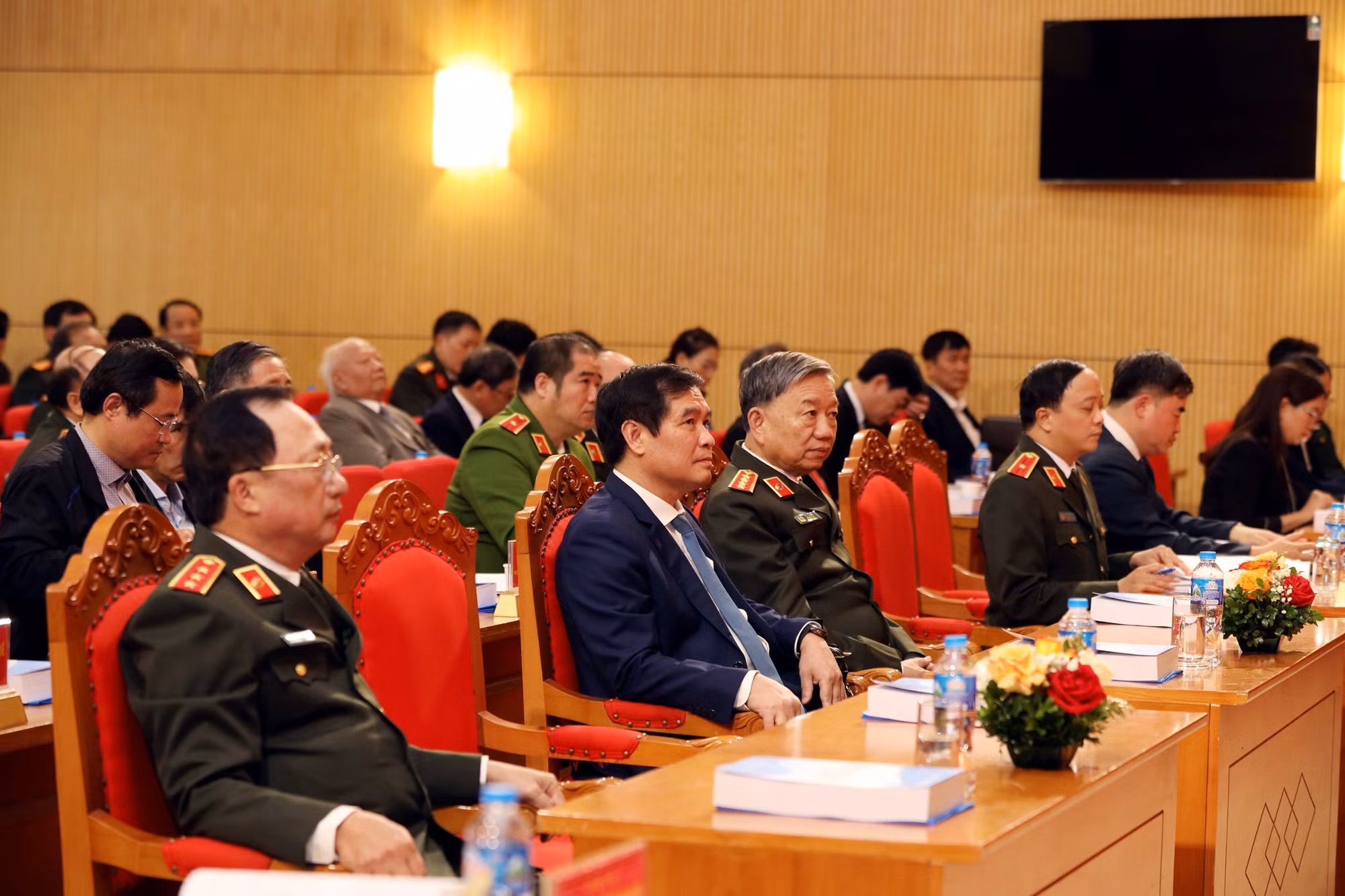 Giữ vững lòng dân và xây dựng 