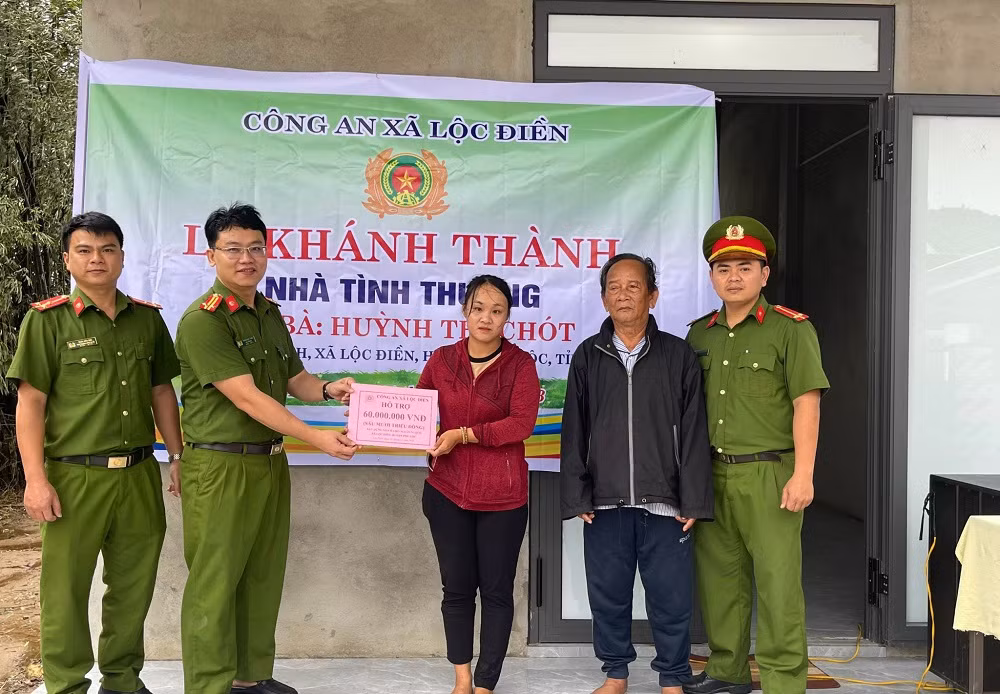 Công an xã tặng nhà tình thương cho hộ gia đình có chồng chết do lật thuyền -0