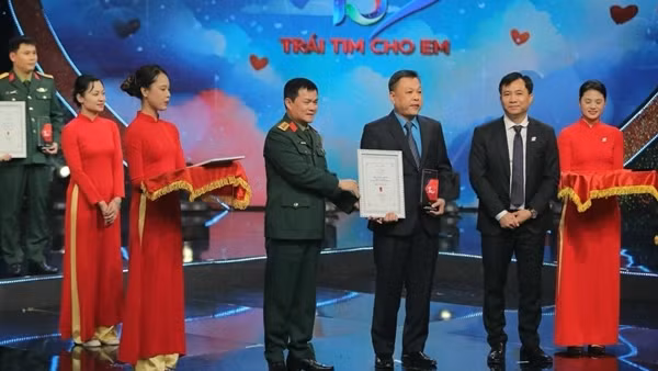 Hơn 31 tỷ đồng ủng hộ mổ tim trong đêm gala 15 năm "Trái tim cho em"