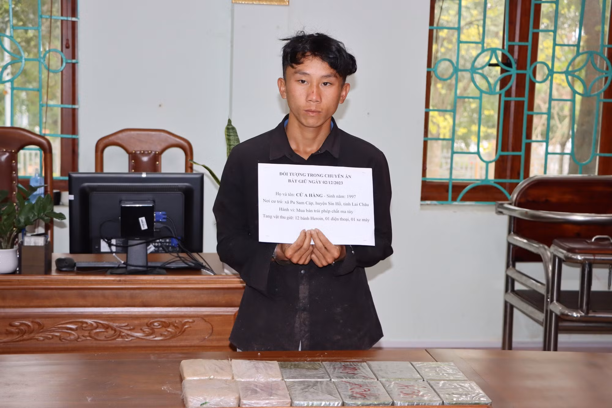 Bắt nam thanh niên vận chuyển liên tỉnh 12 bánh heroin -0