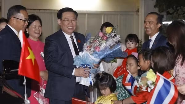 Chủ tịch Quốc hội gặp gỡ cán bộ, nhân viên Đại sứ quán Việt Nam tại Thái Lan