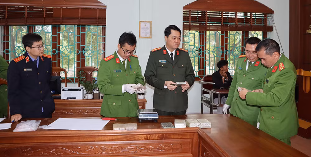 Bắt nam thanh niên vận chuyển liên tỉnh 12 bánh heroin -0