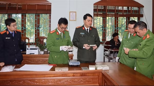 Công an tỉnh Lai Châu bắt đối tượng vận chuyển 12 bánh heroin