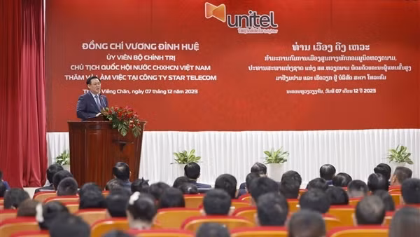 Chủ tịch Quốc hội thăm và làm việc tại liên doanh của Viettel tại Lào