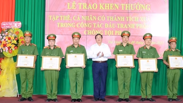 Khen thưởng tập thể, cá nhân có thành tích xuất sắc khám phá nhanh vụ cướp tiệm vàng ở Trà Vinh
