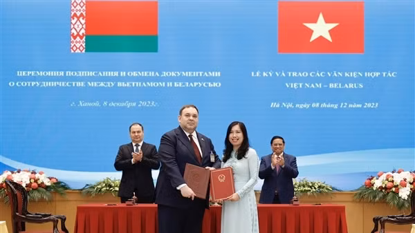 Thủ tướng Việt Nam và Belarus chứng kiến lễ ký 4 văn kiện hợp tác