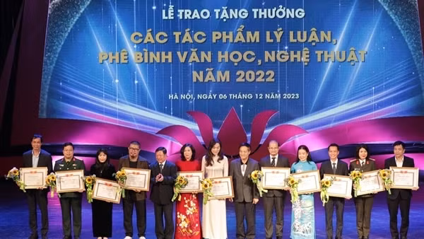 Ban Chuyên đề, Báo CAND nhận Bằng chứng nhận Tặng thưởng của Hội đồng Lý luận, phê bình văn học, nghệ thuật Trung ương