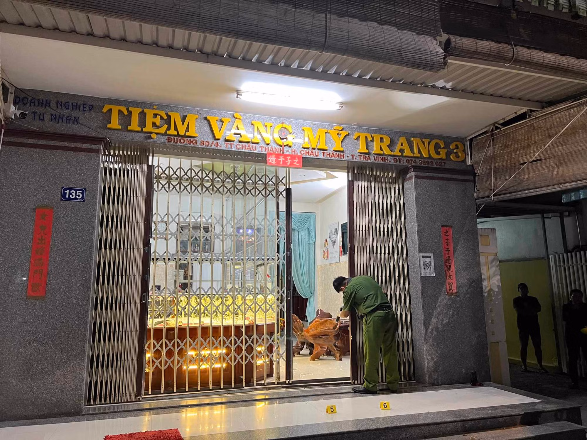 Hai đối tượng dùng súng cướp tiệm vàng ở Trà Vinh -0