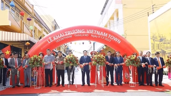 Chủ tịch Quốc hội khai trương Phố Việt Nam tại Udon Thani của Thái Lan