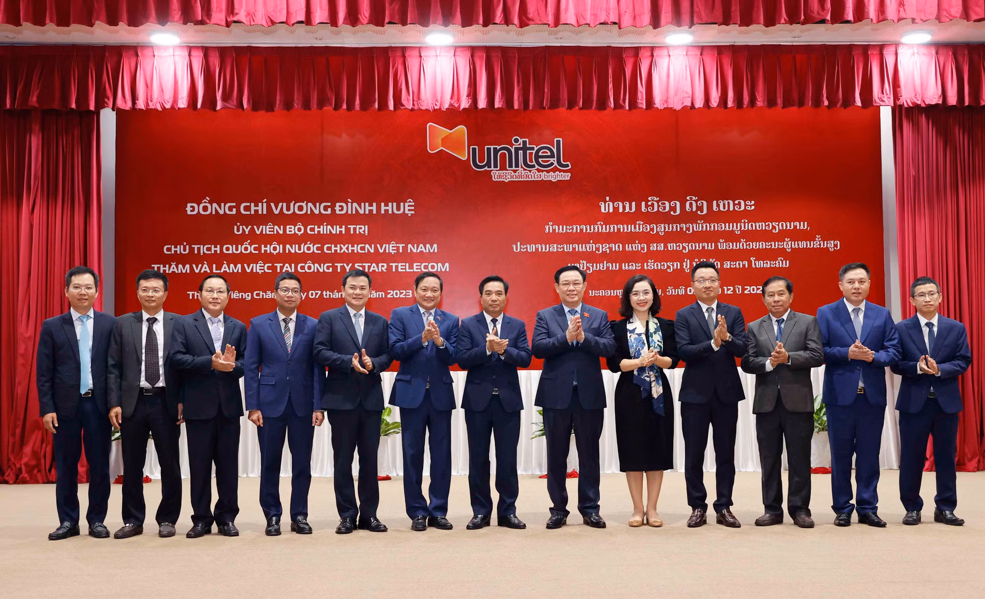 Chủ tịch Quốc hội thăm và làm việc tại liên doanh của Viettel tại Lào -1