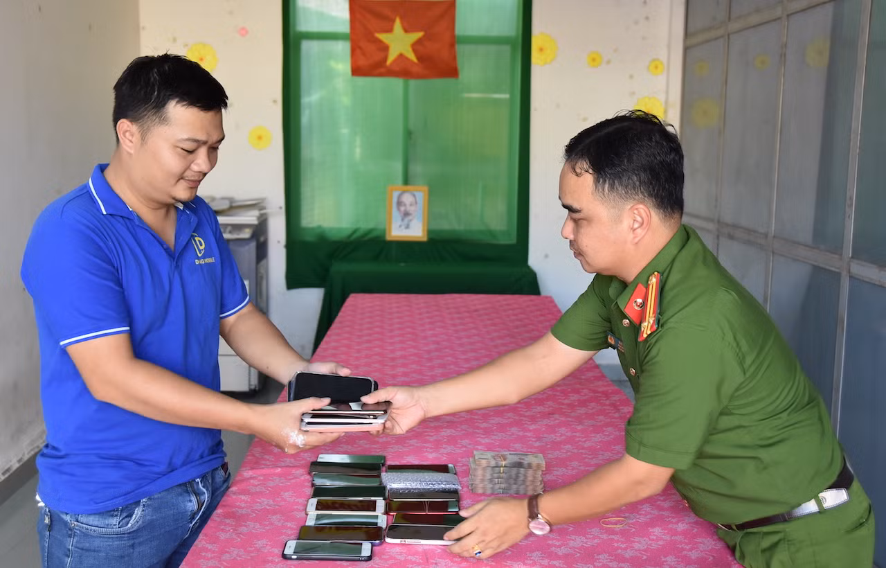 công an cái bè trao trả tài sản cho anh nguyễn quốc dũng. ảnh trọng tín.jpeg -0