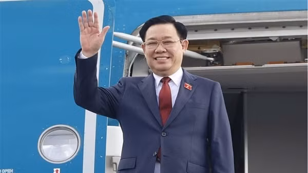 Chủ tịch Quốc hội Vương Đình Huệ lên đường dự Hội nghị Cấp cao Quốc hội CLV