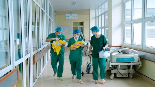 Người mẹ ung thư vú di căn từ chối điều trị, sinh hai bé gái thành công