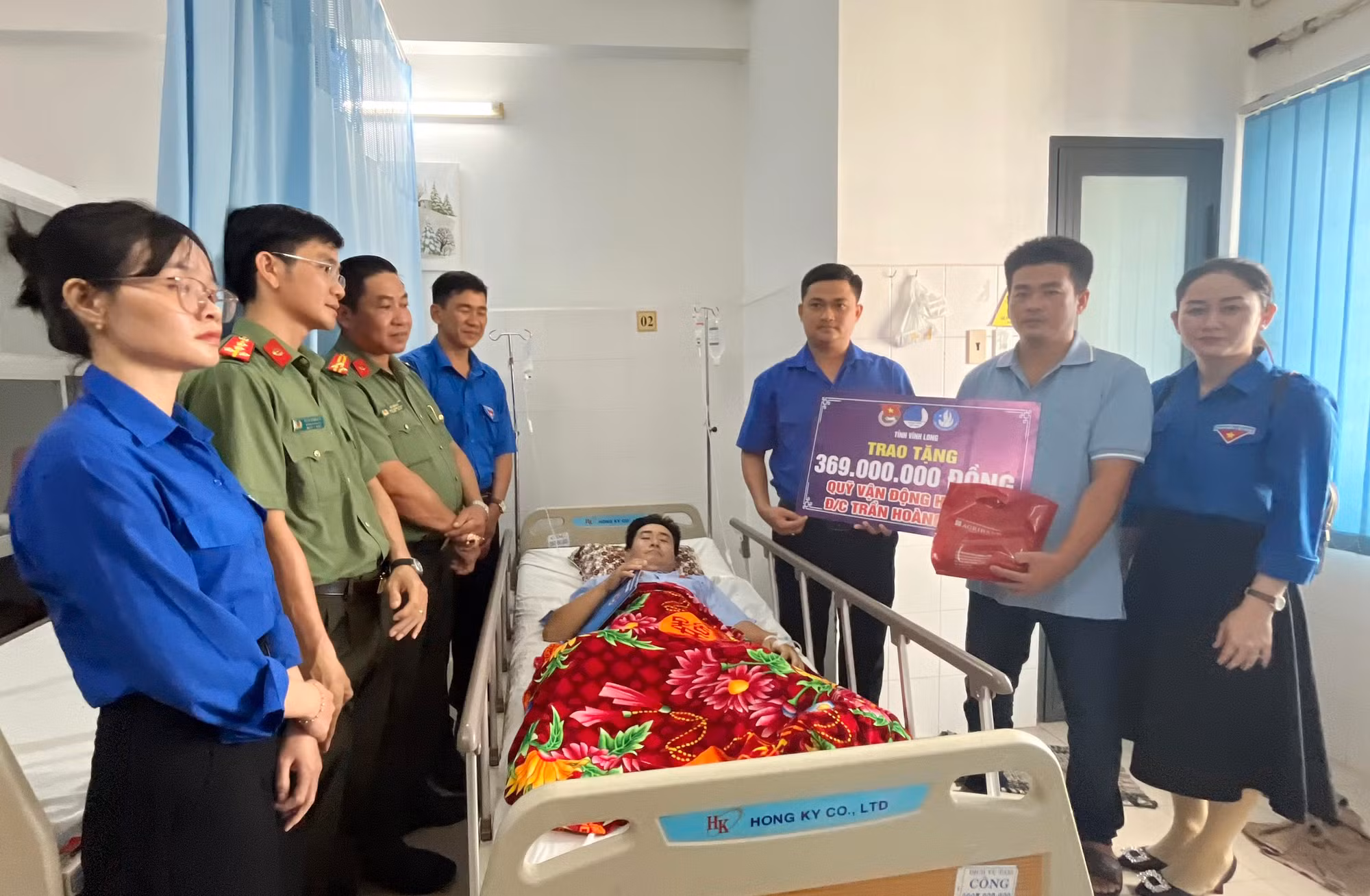 Công an tỉnh Kiên Giang và Tỉnh đoàn Vĩnh Long trao hỗ trợ Đại úy Trần Hoàng Ngôi -0