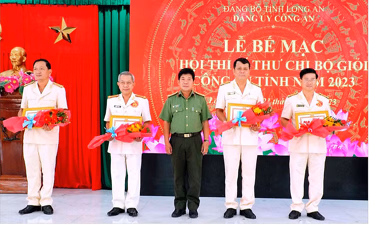 Xây dựng Công an tỉnh Long An thật sự trong sạch, vững mạnh, đáp ứng yêu cầu, nhiệm vụ trong tình hình mới -0