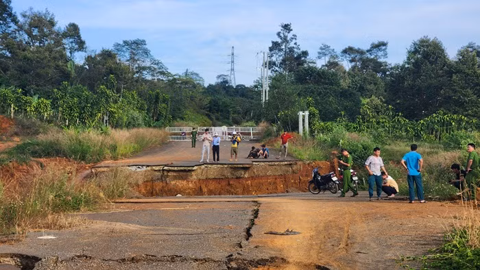 Đi vào đường cấm, một người rơi xuống hố tử vong -0