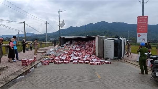 Hàng trăm thùng bia chắn ngang đường sau cú lật xe tải
