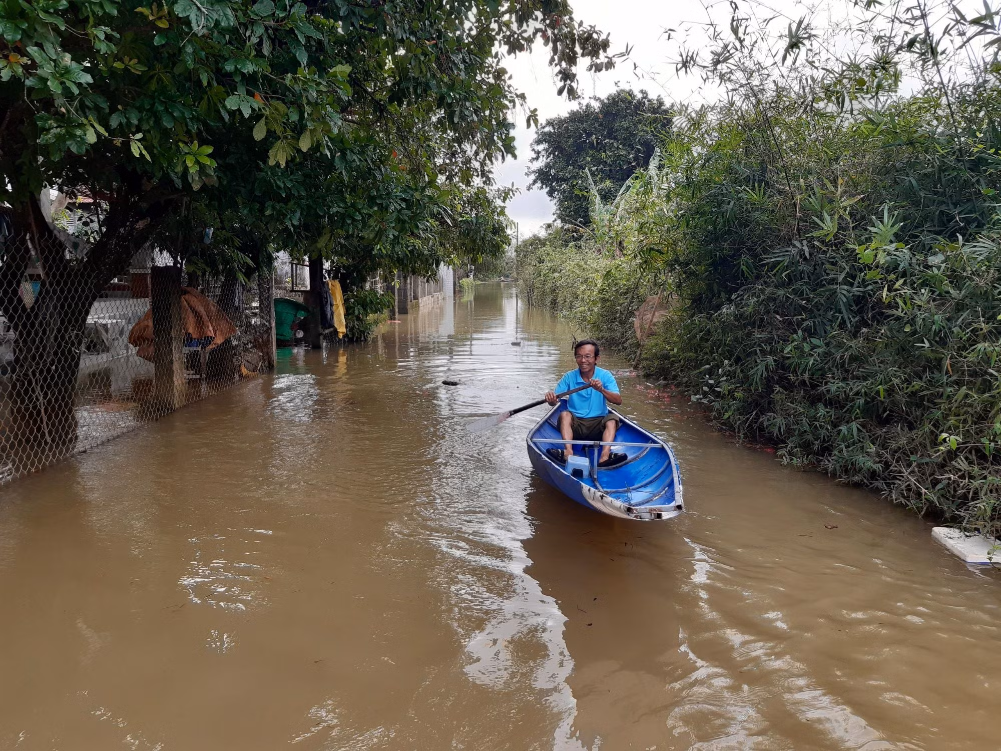 Mưa lớn ở thượng nguồn, vùng hạ du sông Bồ ở Huế ngập trong lũ -0