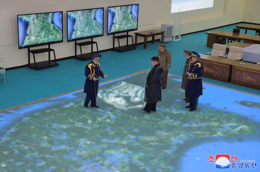 Ông Kim Jong-un thăm trụ sở không quân Triều Tiên cùng 