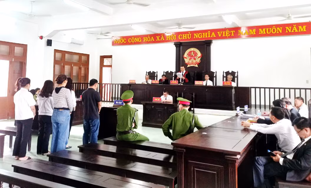 Lừa đảo, giả mạo giấy tờ, nữ bị cáo lãnh án 22 năm tù -0