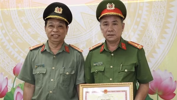 Khen thưởng tập thể, cá nhân khám phá nhanh vụ khai thác khoáng sản trái phép