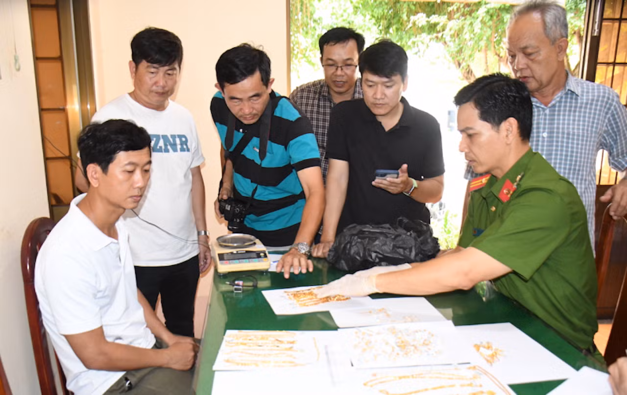 Phút sinh tử đối mặt với 2 kẻ cướp có súng -0