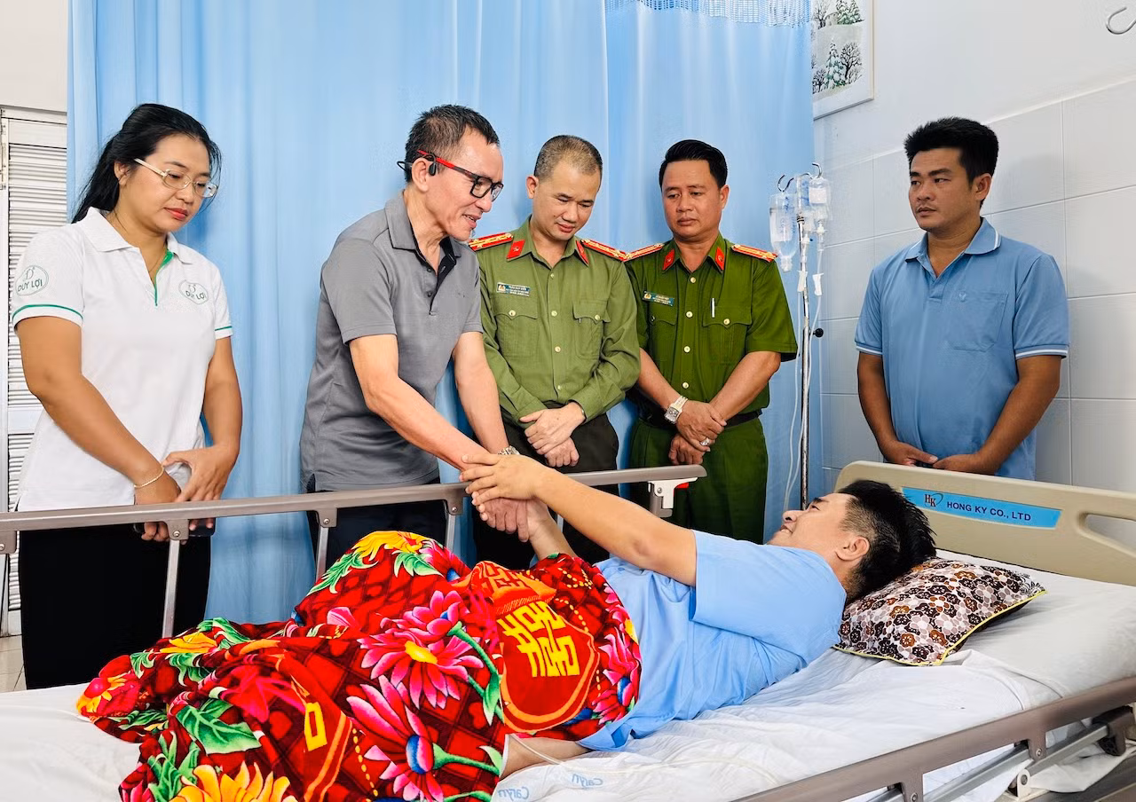 Báo CAND và Công ty Duy Lợi trao 50 triệu đồng hỗ trợ Đại úy Trần Hoàng Ngôi -0