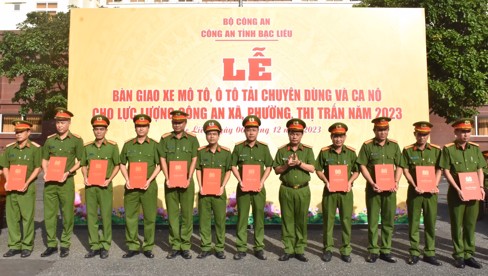 Bàn giao phương tiện chuyên dụng cho Công an xã, phường, thị trấn trên địa bàn tỉnh Bạc Liêu -1