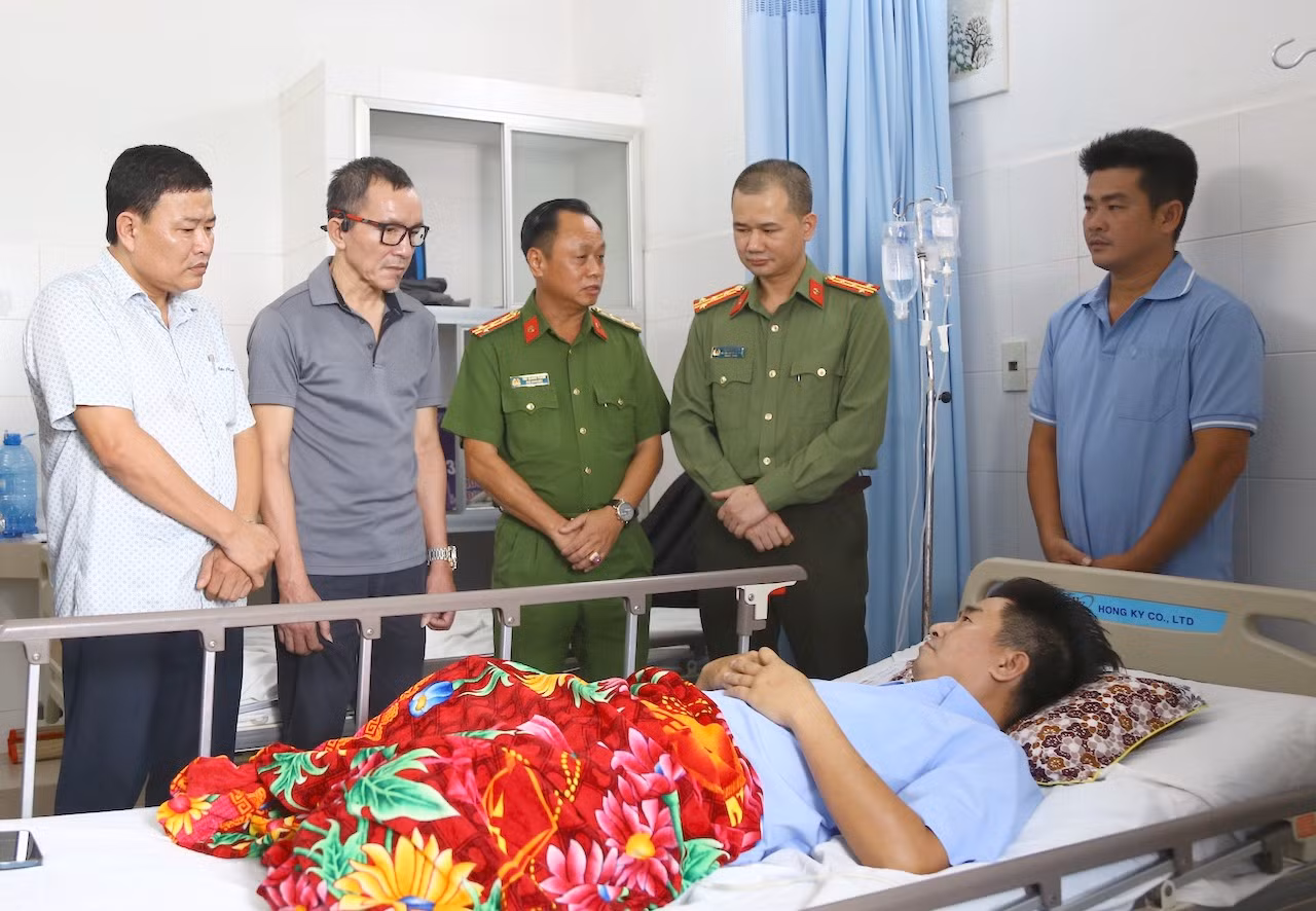 Báo CAND và Công ty Duy Lợi trao 50 triệu đồng hỗ trợ Đại úy Trần Hoàng Ngôi -0