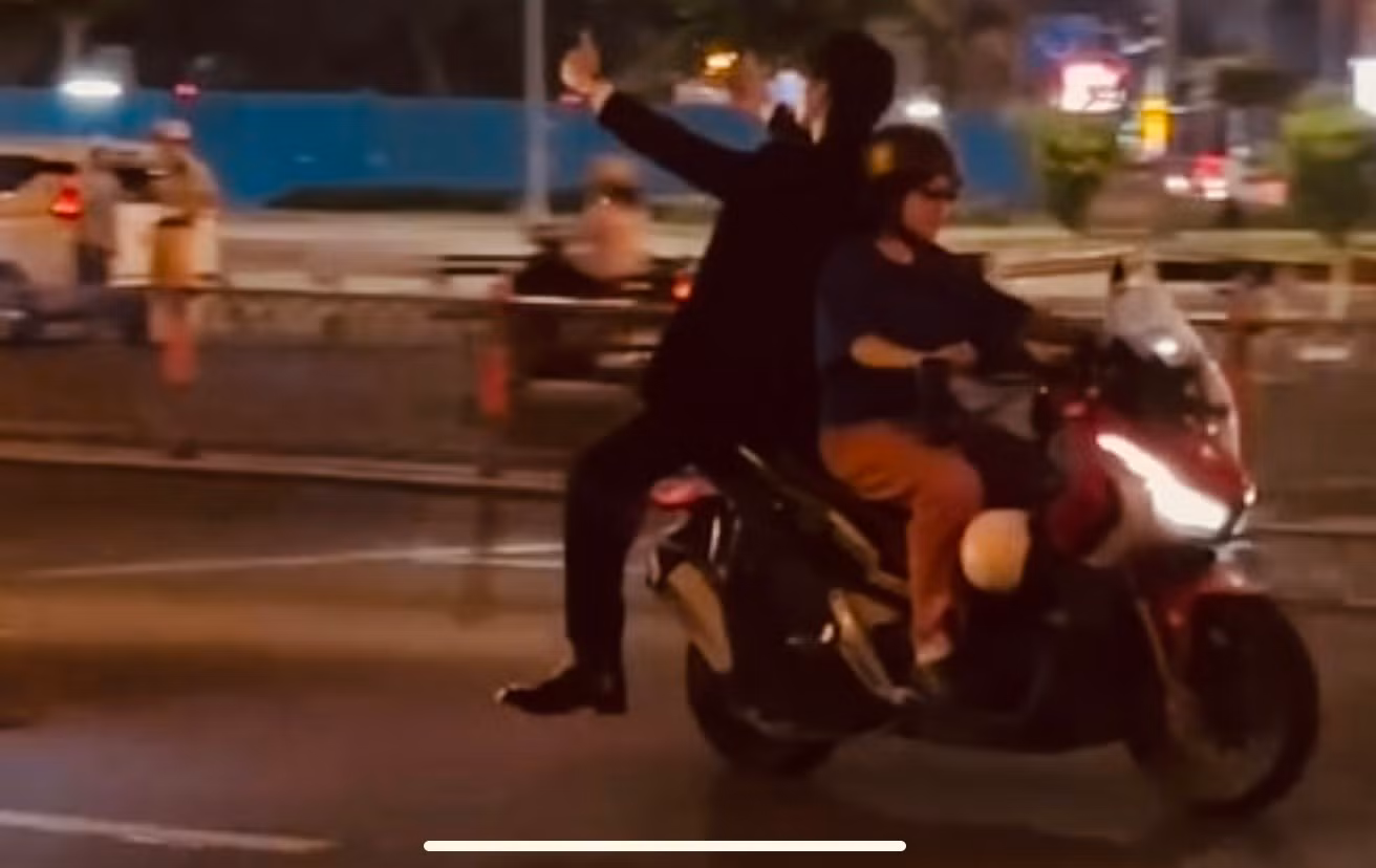 Chơi ngông, đứng trên xe máy ghi hình cho người nước ngoài đăng TikTok -0
