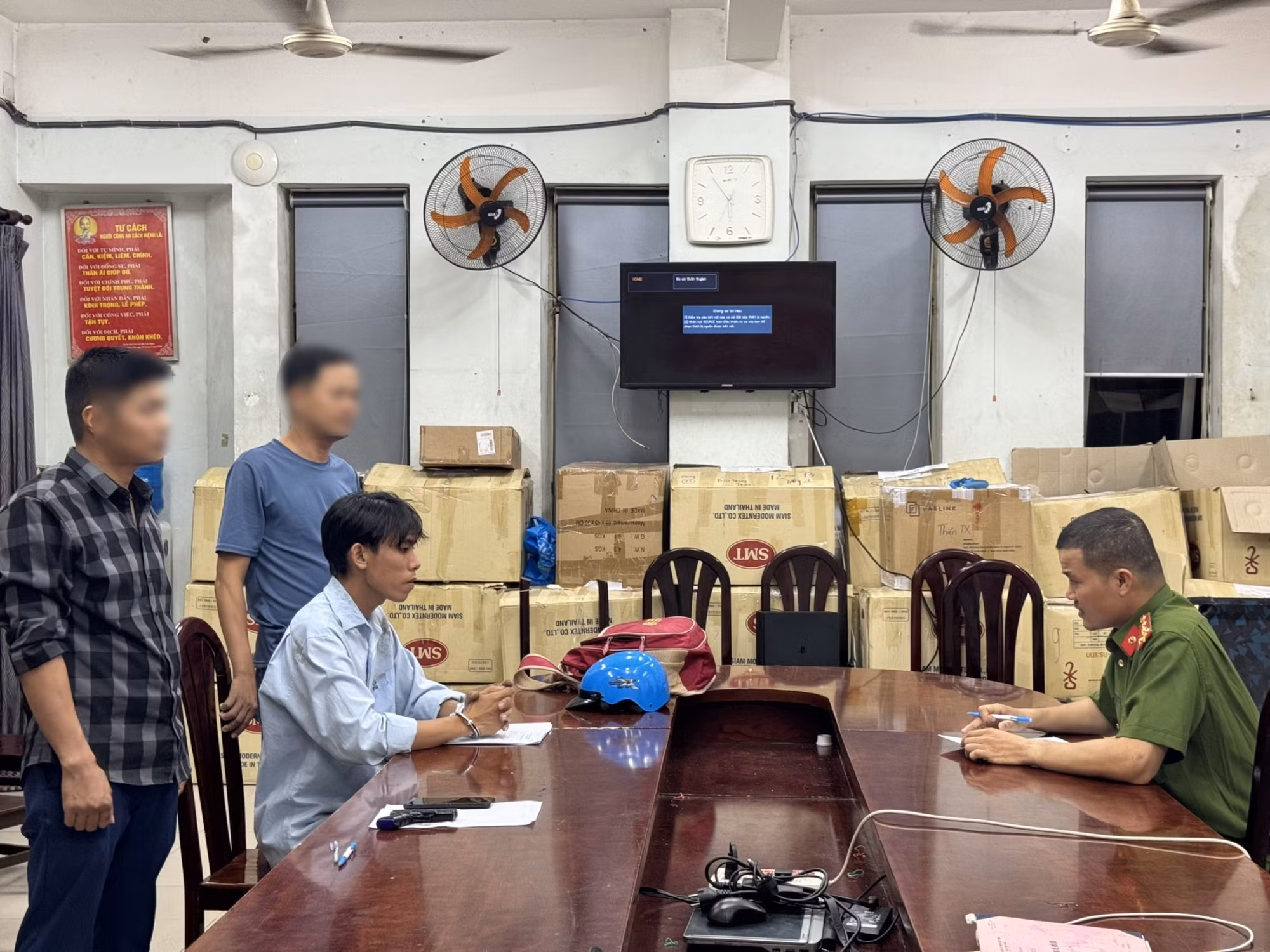 Đã bắt được đối tượng mang súng nhựa cướp tiệm vàng ở TP Hồ Chí Minh -0