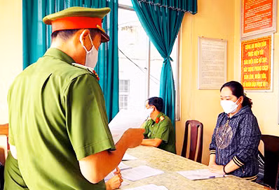 Trưởng phòng dịch vụ ngân hàng dùng “thủ thuật” lừa đảo chiếm đoạt 1,1 tỷ đồng -0