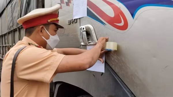Phạt tài xế và chủ phương tiện không chấp hành hiệu lệnh kiểm tra của CSGT ảnh 2